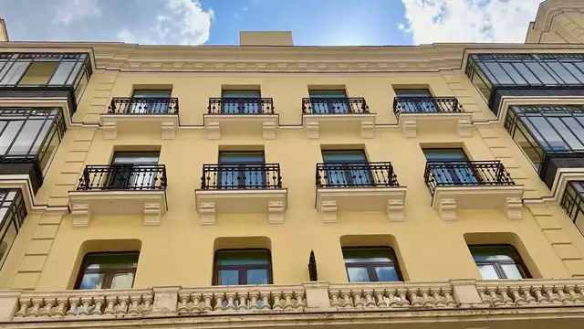 Scopri Madrid in un bell'hotel e una camera con vista