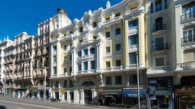 Scopri Madrid in un bell'hotel e una camera con vista