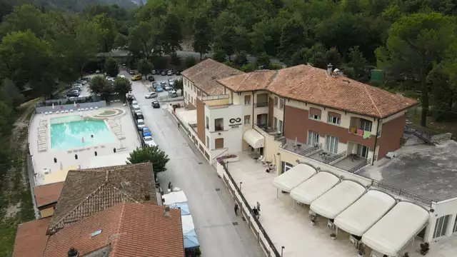 Séjour relaxant en demi-pension au spa Frasassi avec programme de bien-être.