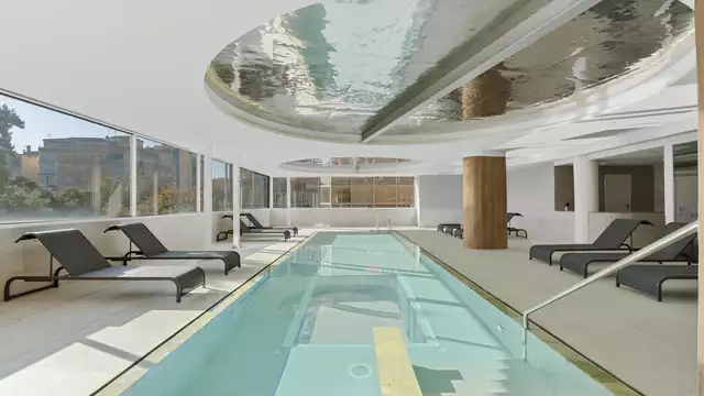 Descubre Granada en habitación con balcón y desayuno incluido