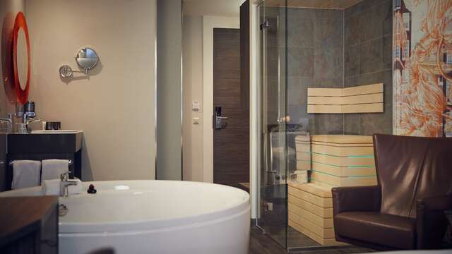 Soggiorno di lusso in una camera wellness con vasca idromassaggio e sauna privata ad Amsterdam