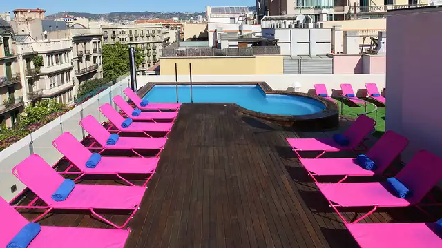 Descubre Barcelona en hotel muy céntrico con acceso a zona relax