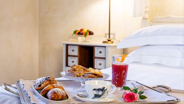 Petit déjeuner servi en chambre pour 2 adultes