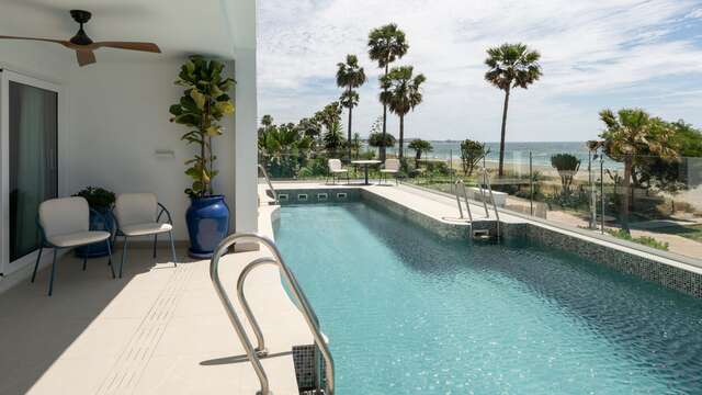 Estepona para dos: habitación con piscina privada y copa de bienvenida