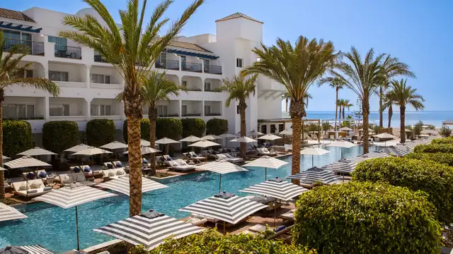 Amour sous le soleil : une nuit pour deux à Estepona avec piscine et un toast de bienvenue