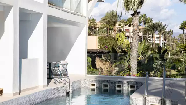 Amour sous le soleil : une nuit pour deux à Estepona avec piscine et un toast de bienvenue