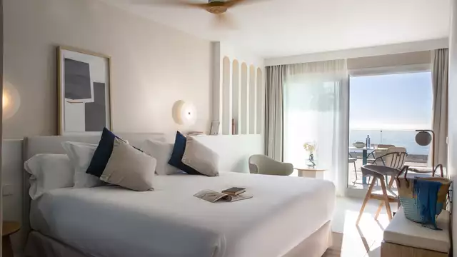 Amour sous le soleil : une nuit pour deux à Estepona avec piscine et un toast de bienvenue