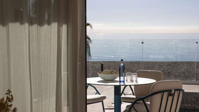 Ontspanning voor twee in Estepona: relaxen bij het zwembad en een welkomstdrankje