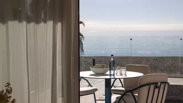 Ontspanning voor twee in Estepona: relaxen bij het zwembad en een welkomstdrankje
