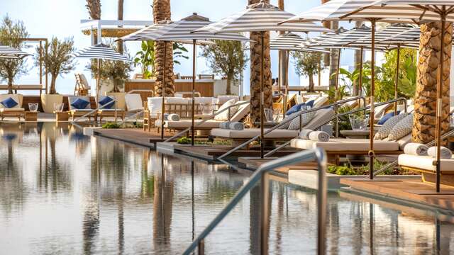 Amour sous le soleil : une nuit pour deux à Estepona avec piscine et un toast de bienvenue