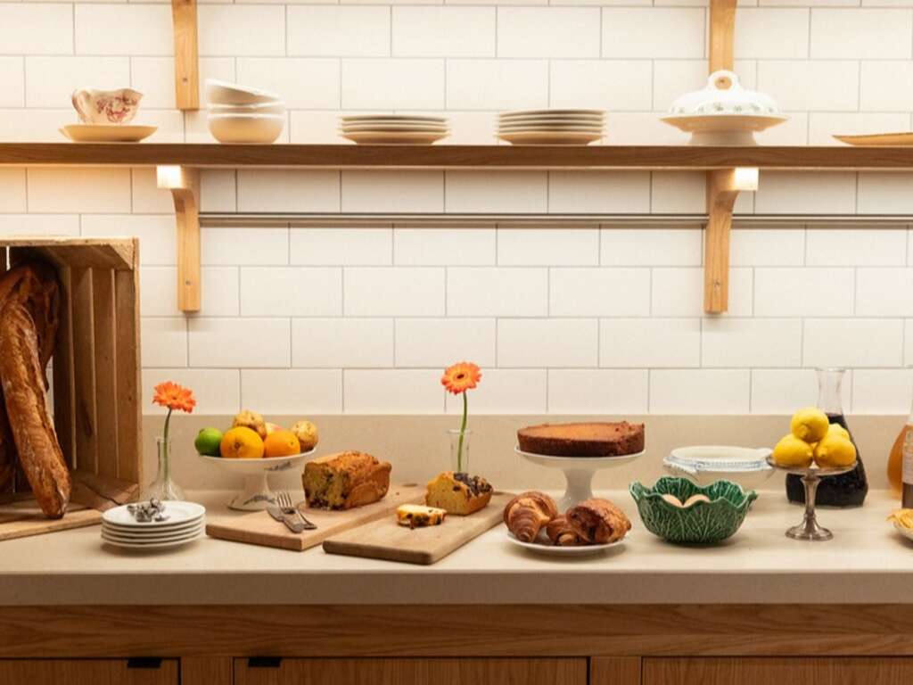 Immersion Romantique en Bourgogne : Nuitée au Coeur des Vignes avec Dégustation de Vins - 4* - 6