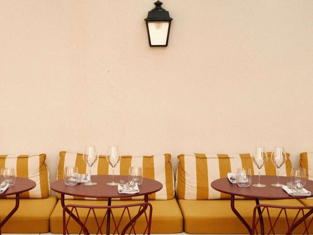 Immersion Romantique en Bourgogne : Nuitée au Coeur des Vignes avec Dégustation de Vins - 4* - 5