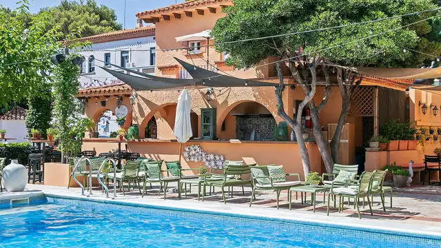 Relájate en la Costa Brava en habitación con terraza, desayuno y acceso a la zona relax