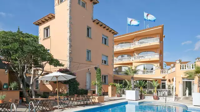 Relájate en la Costa Brava en habitación con terraza, desayuno y acceso a la zona relax