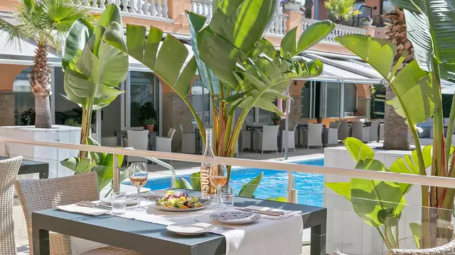 Relájate en la Costa Brava en habitación con terraza, desayuno y acceso a la zona relax