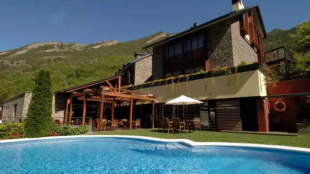 Escapade dans les Pyrénées avec foyer et spa avec réduction sur activité (à partir de 2 nuits)
