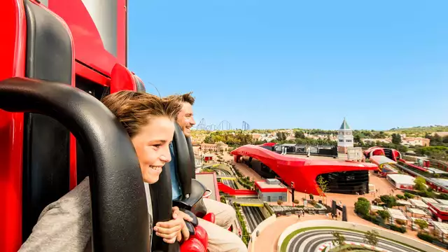 Disfruta Salou en un apartamento con entrada combinada a PortAventura Park y Ferrari Land