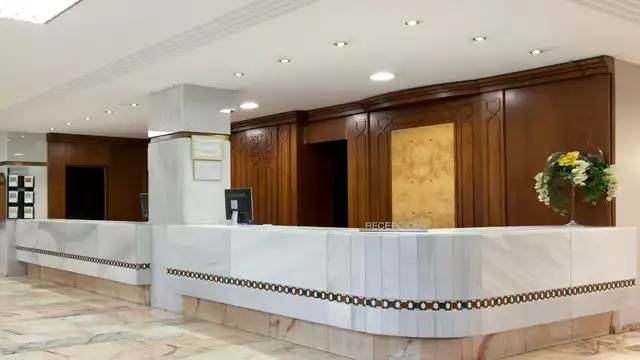 Hotel in Granada met ontbijt inbegrepen en buitenzwembad met solarium