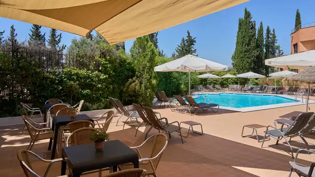 Hotel in Granada met ontbijt inbegrepen en buitenzwembad met solarium