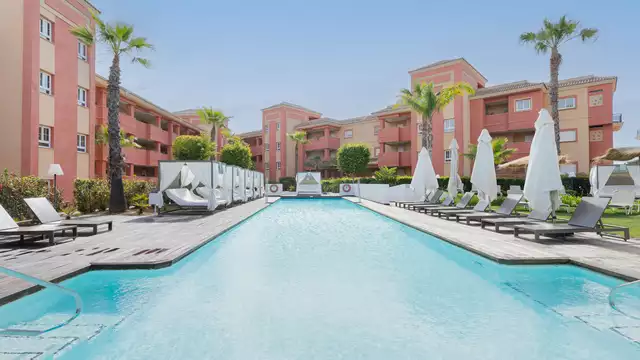 Escapada confort: Apartamento con detalles románticos y spa en la costa onubense