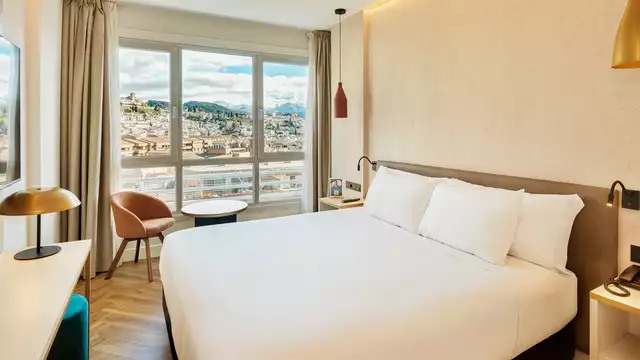 Descubre Granada en habitación con balcón y desayuno incluido