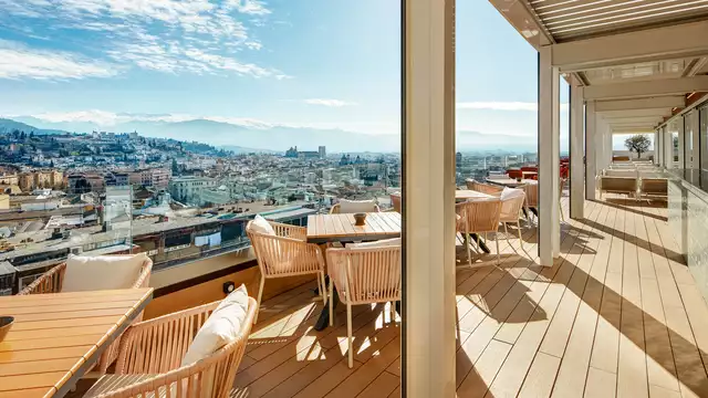 Descubre Granada en habitación con balcón y desayuno incluido