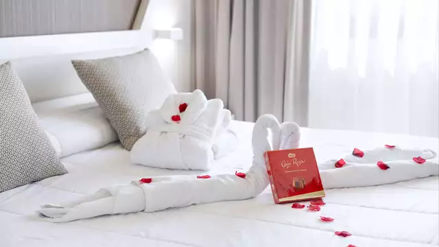 Escapade avec dîner romantique, bouteille de cava, chocolats et spa à Barcelone