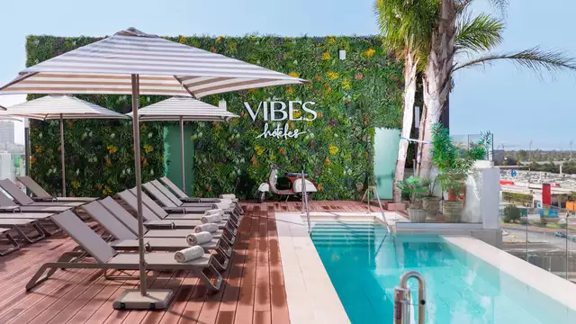 Escápate a Málaga en este moderno hotel con cena, piscina y late check-out