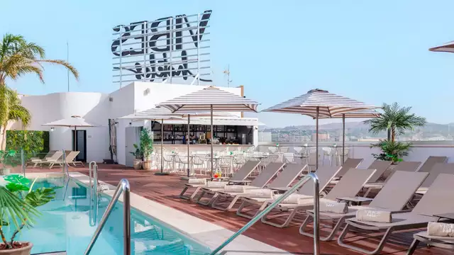 Escápate a Málaga en este moderno hotel con cena, piscina y late check-out