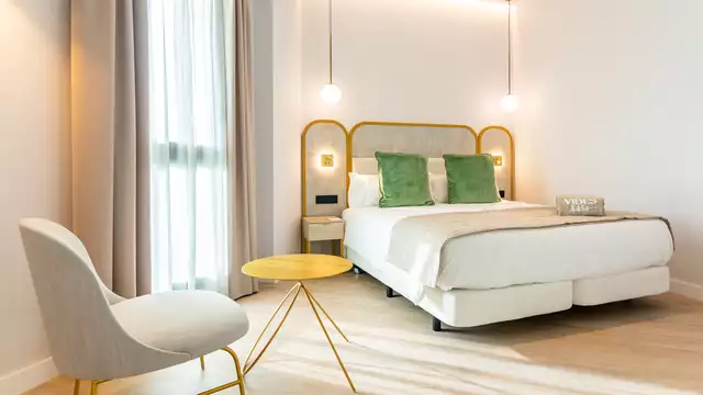 Escápate a Málaga en este moderno hotel con cena, piscina y late check-out