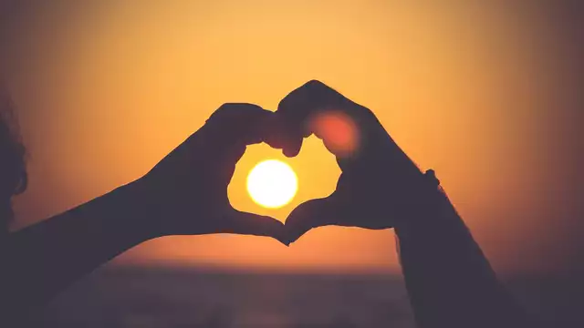 Profitez d'un week-end romantique avec une bouteille de cava et des chocolats à Empuriabrava