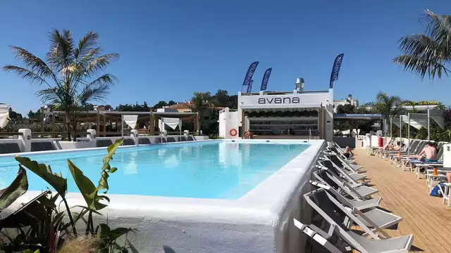 Escapada en pareja con cóctel a 100m de playa en moderno hotel 4* de Costa brava