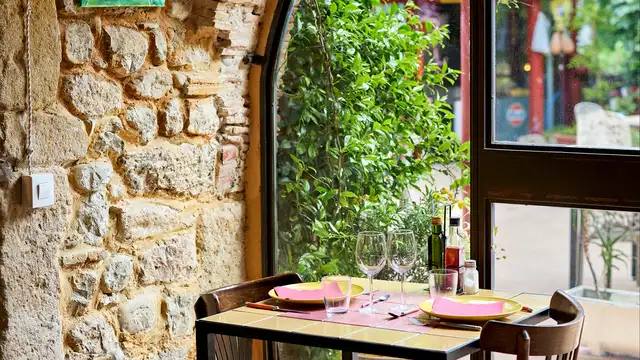 Escapada Romántica para tu pareja y amigo perruno, con botella de cava, bombones y desayuno.