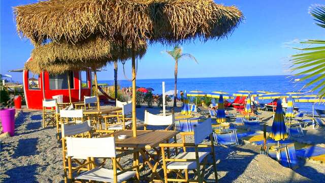 Séjournez dans un élégant hôtel boutique 5 étoiles avec vue sur la Costa dei Gelsomini.