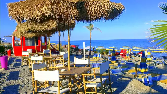 Alójese con vistas a la Costa dei Gelsomini en un elegante hotel boutique de 5 estrellas.