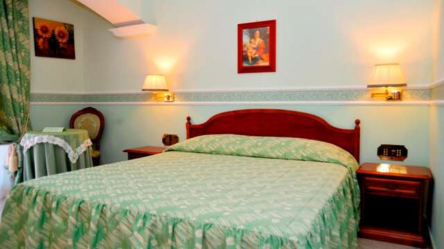 Séjournez dans un élégant hôtel boutique 5 étoiles avec vue sur la Costa dei Gelsomini.