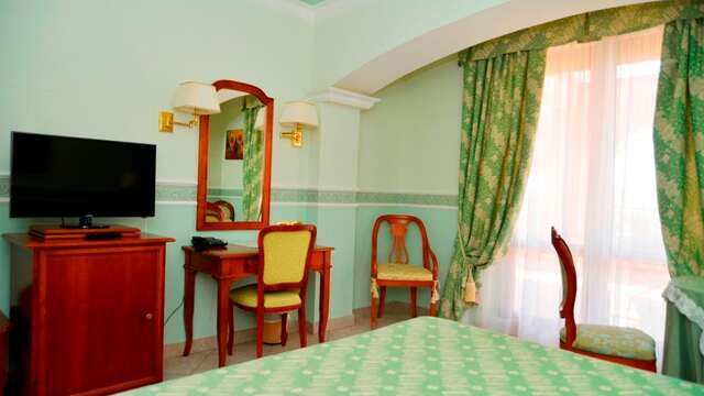 Séjournez dans un élégant hôtel boutique 5 étoiles avec vue sur la Costa dei Gelsomini.