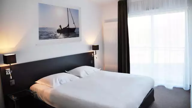 Estancia con ambiente romántico y champán en la orilla del mar