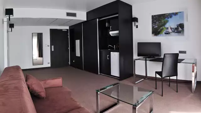 Estancia con ambiente romántico y champán en la orilla del mar