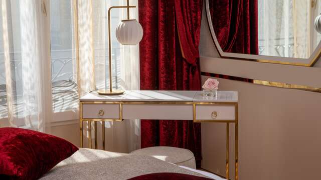 Ontspannend uitje met privebubbelbad in Eiffeltoren-kamer