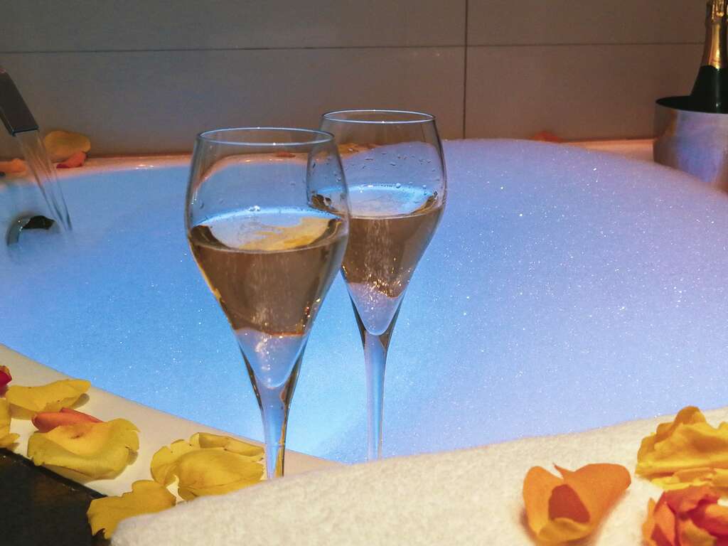 Séjour romantique avec bains à remous et spa privé dans le 9ême à Paris - 4*