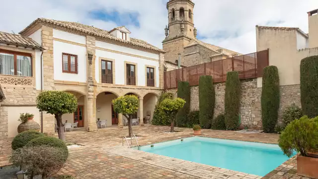 Évadez-vous dans un hôtel particulier du centre de Baeza avec petit-déjeuner, un déjeuner tapas et une boisson de bienvenue