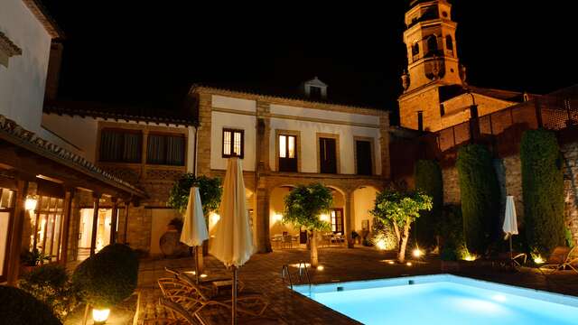 Escápate a un palacete del centro de Baeza con desayuno, comida tapeo y bebida de bienvenida