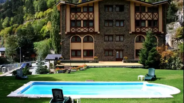 Escapade en Andorre – Demi-Pension, Cava & Piscine Extérieure au Cœur des Montagnes