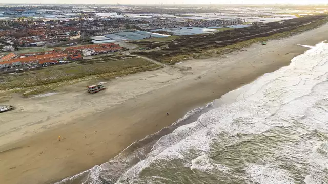 Adem de zeelucht vanop je balkon aan de kust in Zuid-Holland