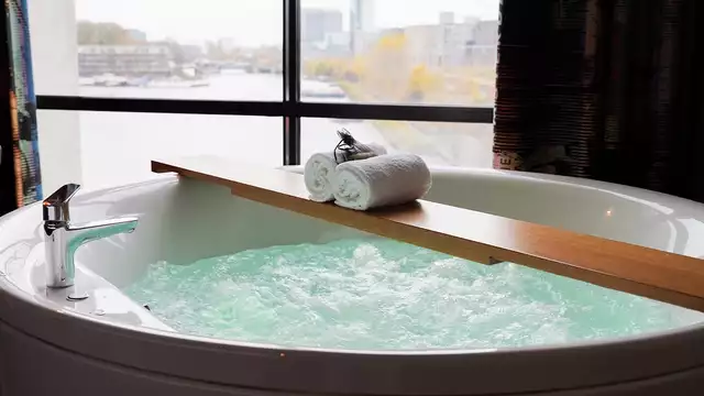 Wellness Panorama Room en Ámsterdam con sauna, bañera de hidromasaje y vistas despejadas