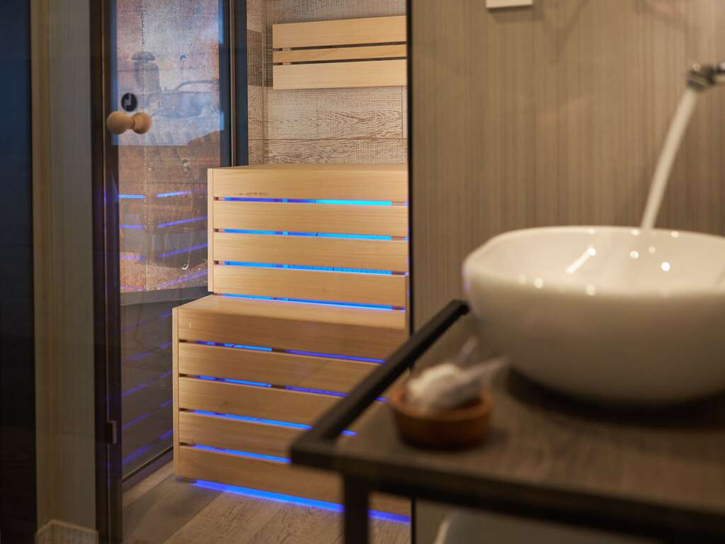 Week-end Bien-être À Amsterdam : Chambre De Luxe Avec Sauna Privatif Et Bains À Remous - 4* (ref 51623)