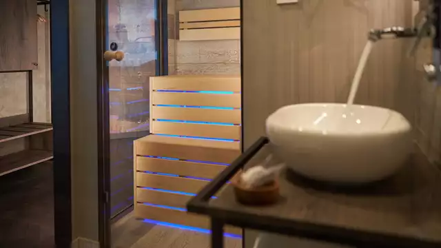 Wellnessweekend Amsterdam: luxe kamer met privésauna en bubbelbad