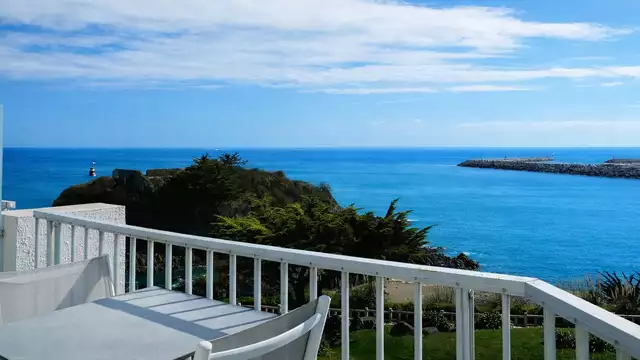 Romanticismo con vista mare nella baia di Saint-Brieuc.