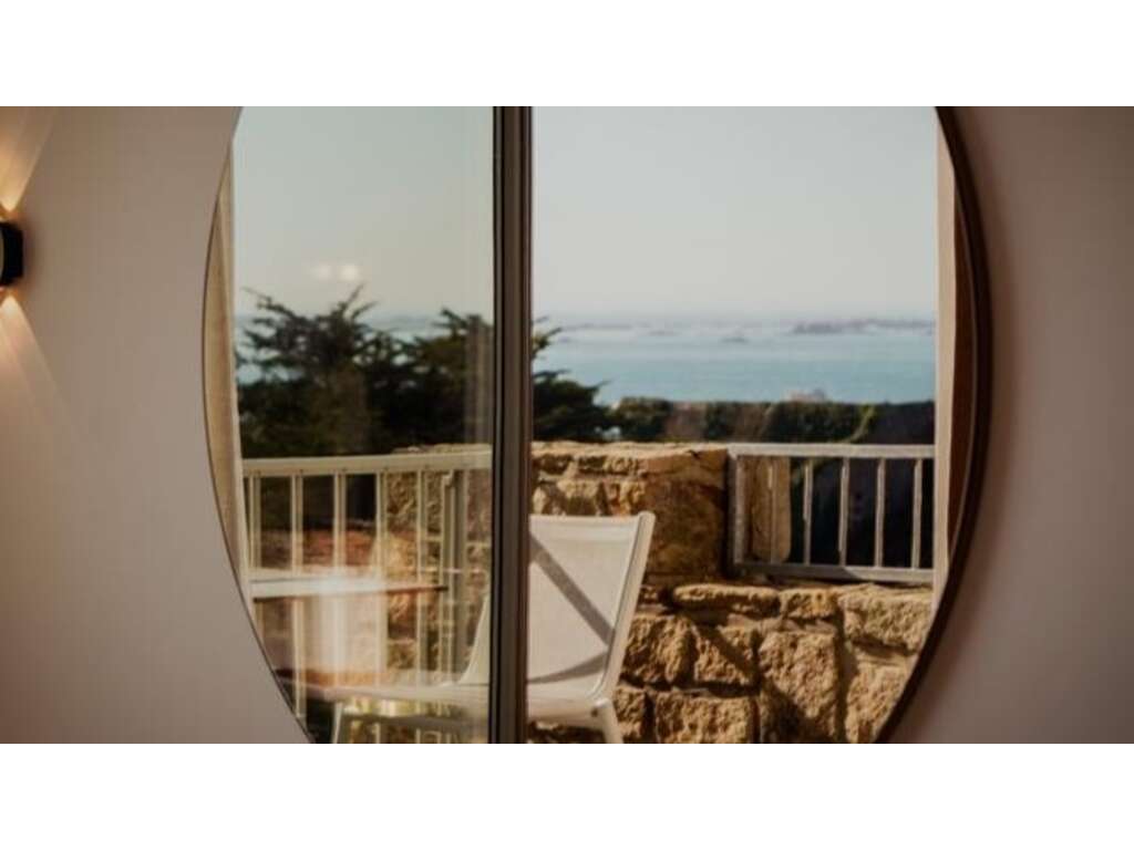 Romance avec champagne et pétales de roses vue mer dans la baie de Saint-Brieuc - 4* - 12